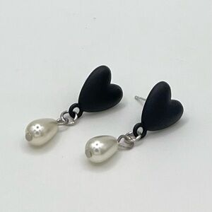 Black Heart & Pearl Drop Earrings